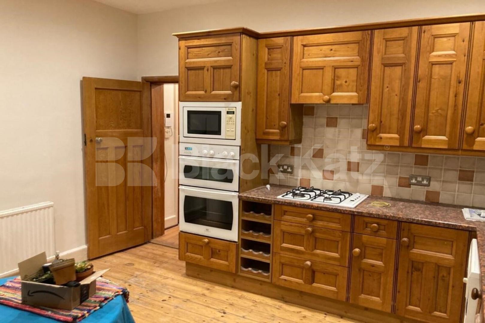 Charming 1 bedroom flat with a garden, period features and working fireplace Alexandra Park Road, Alexandra Park 